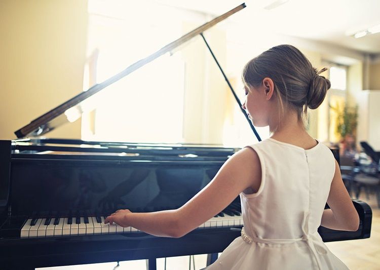 Девочка играет на рояле